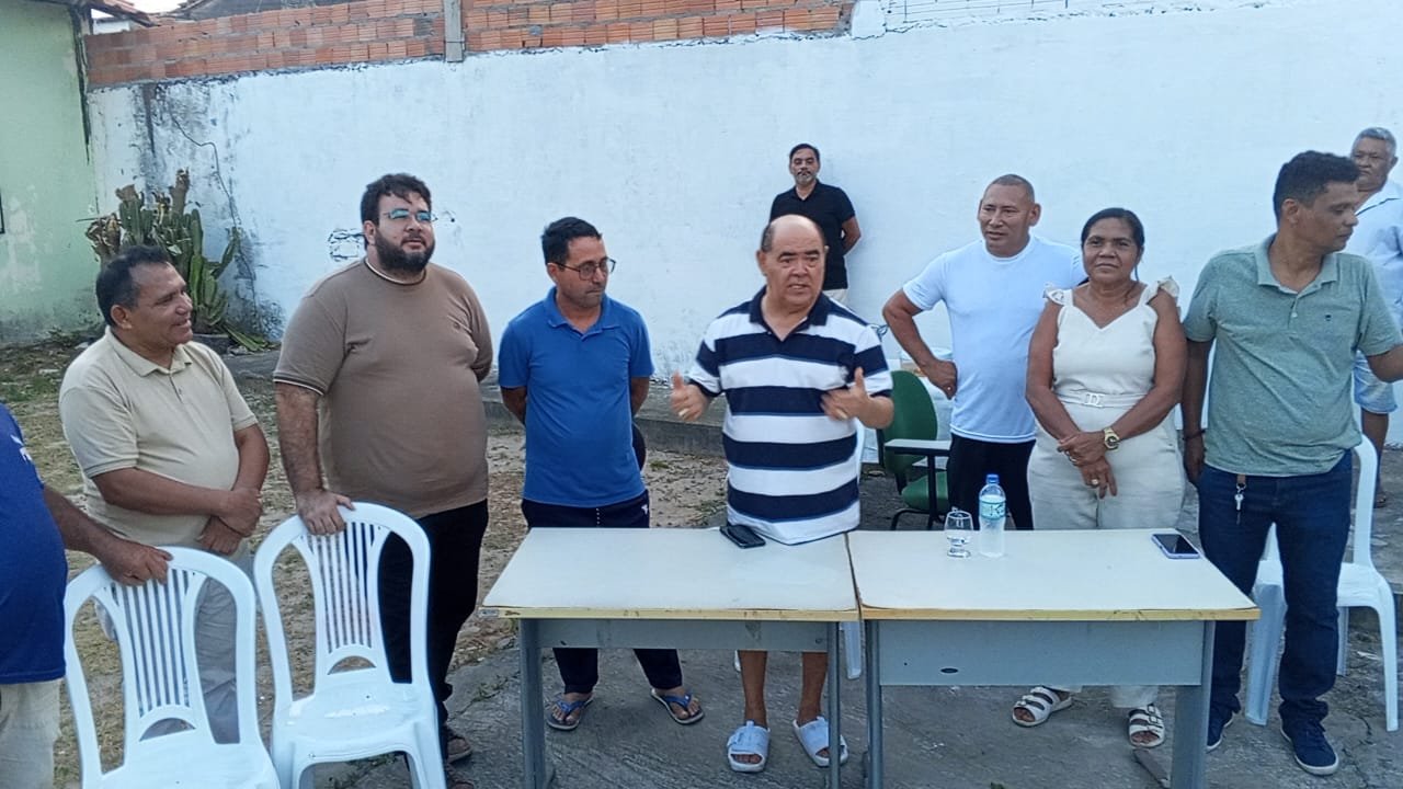 COM ATUAÇÃO DE PREFEITO, ASTRO DE OGUM QUE NÃO É CANDIDATO NEM A GUARDA DE QUARTEIRÃO, É TODO TEMPO VISITANDO AS COMUNIDADES E ANUNCIANDO BENEFÍCIOS À POPULAÇÃO