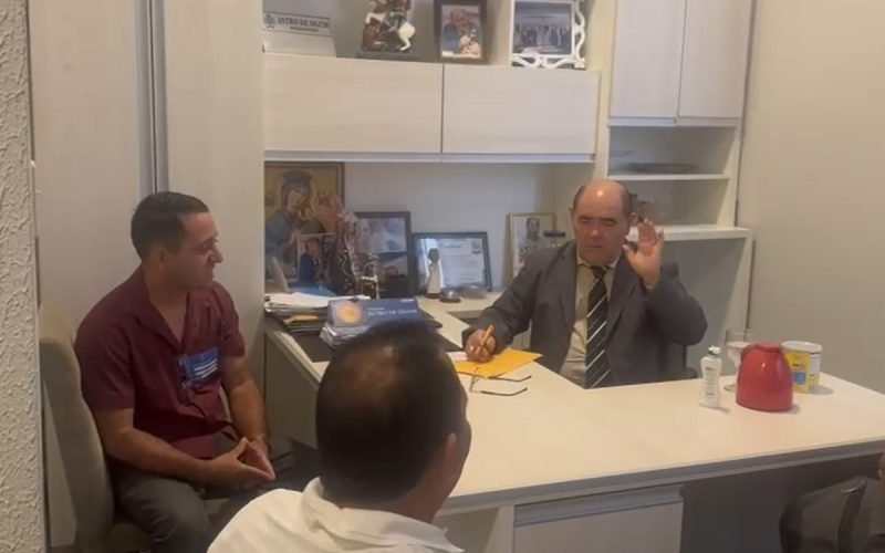 ASTRO DE OGUM: O VEREADOR QUE ESCUTA O POVO ENQUANTO O PLENÁRIO ELOGIA O GOVERNO