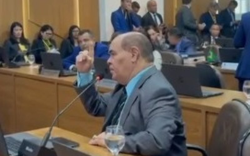 “RESPEITO É BOM E TODO MUNDO GOSTA”: ASTRO DE OGUM COBRA PRESENÇA DA SECRETÁRIA DE SAÚDE E ALERTA PARA VIOLAÇÃO DA LEI DE RESPONSABILIDADE FISCAL