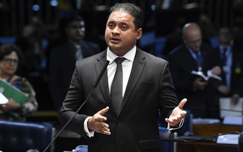 E WEVERTON? ELE NÃO PARA. SE NÃO CORRER, NÃO TEM COMO ACOMPANHAR A AGENDA DO SENADOR, É MUITO TRABALHO