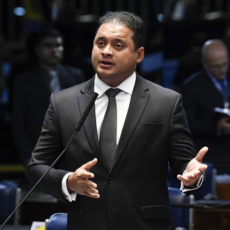 E WEVERTON? ELE NÃO PARA. SE NÃO CORRER, NÃO TEM COMO ACOMPANHAR A AGENDA DO SENADOR, É MUITO TRABALHO