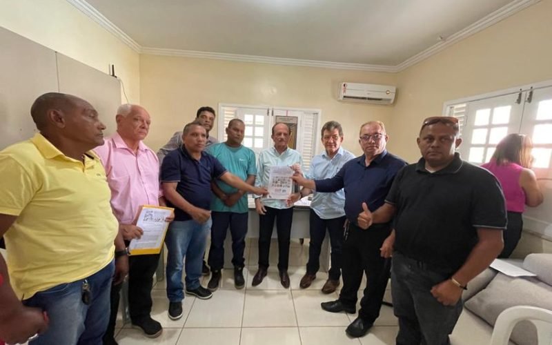 PREFEITO DR. JULINHO RECEBE COMITIVA DO MOVIMENTO MACAIB E CONFIRMA APOIO À LEI DO TRANSPORTE COMUNITÁRIO GRATUITO🚍