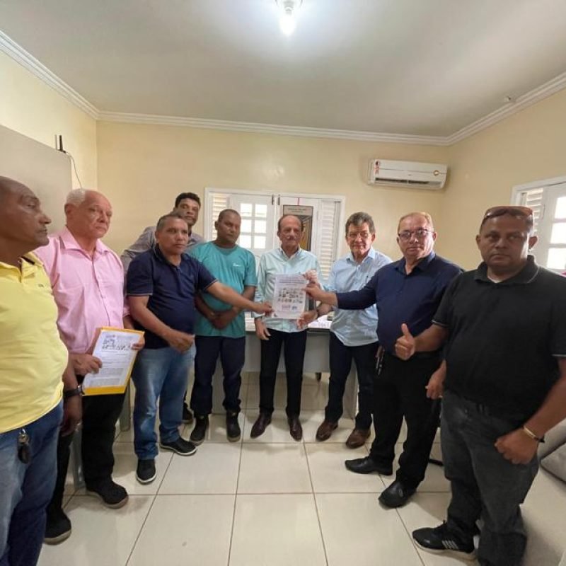 PREFEITO DR. JULINHO RECEBE COMITIVA DO MOVIMENTO MACAIB E CONFIRMA APOIO À LEI DO TRANSPORTE COMUNITÁRIO GRATUITO🚍