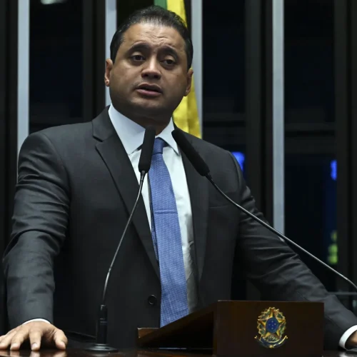 “TEM CARA E CHEIRO DE POVO”: WEVERTON ROCHA RESISTE A PRESSÕES E SEGUE FORTE NO MARANHÃO