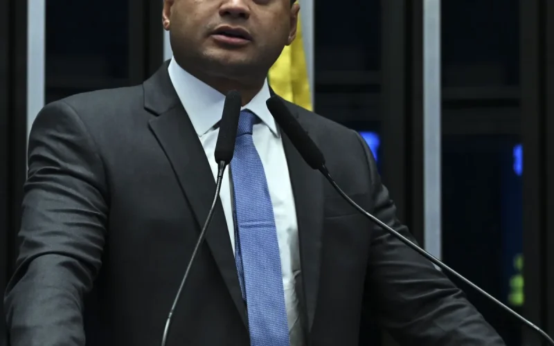 “TEM CARA E CHEIRO DE POVO”: WEVERTON ROCHA RESISTE A PRESSÕES E SEGUE FORTE NO MARANHÃO