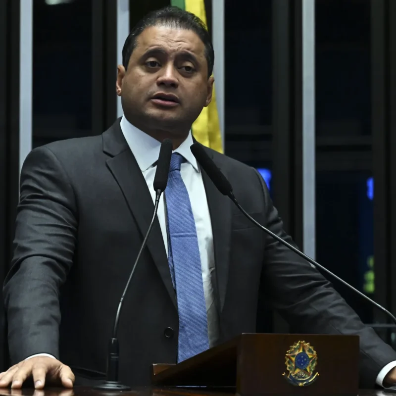 “TEM CARA E CHEIRO DE POVO”: WEVERTON ROCHA RESISTE A PRESSÕES E SEGUE FORTE NO MARANHÃO