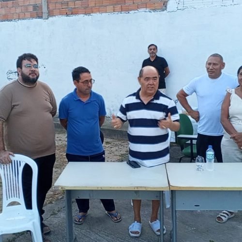 COM ATUAÇÃO DE PREFEITO, ASTRO DE OGUM QUE NÃO É CANDIDATO NEM A GUARDA DE QUARTEIRÃO, É TODO TEMPO VISITANDO AS COMUNIDADES E ANUNCIANDO BENEFÍCIOS À POPULAÇÃO