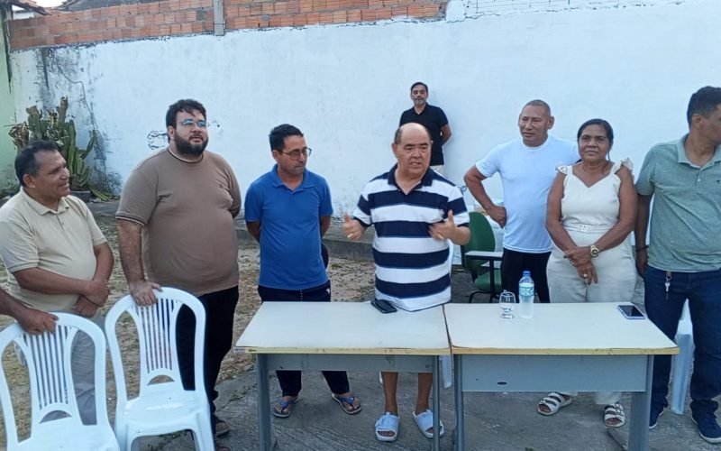 COM ATUAÇÃO DE PREFEITO, ASTRO DE OGUM QUE NÃO É CANDIDATO NEM A GUARDA DE QUARTEIRÃO, É TODO TEMPO VISITANDO AS COMUNIDADES E ANUNCIANDO BENEFÍCIOS À POPULAÇÃO